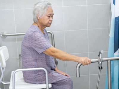 Assurer la toilette de la personne âgée et/ou handicapée