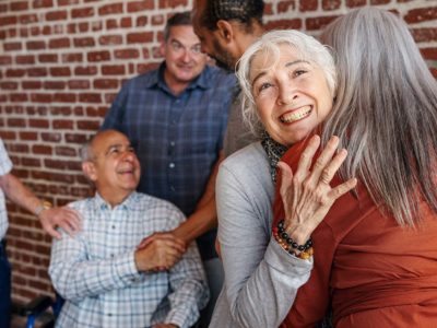 Haptonomie et personnes âgée : s’initier au toucher bien-être