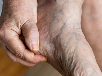 Soins et hygiènes des pieds et des mains de la personne âgée