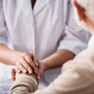 L’importance des assistants de soins en gérontologie pour le bien-être des personnes âgées